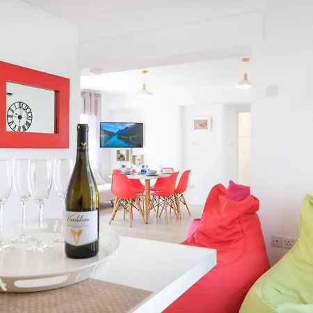 Spacious 3 Bedroom Penthouse, Sea View, 2 Terraces, Walk To Beach, Centre Apartman *