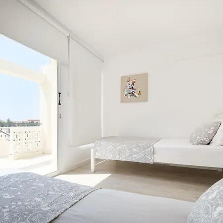 Spacious 3 Bedroom Penthouse, Sea View, 2 Terraces, Walk To Beach, Centre Apartman *