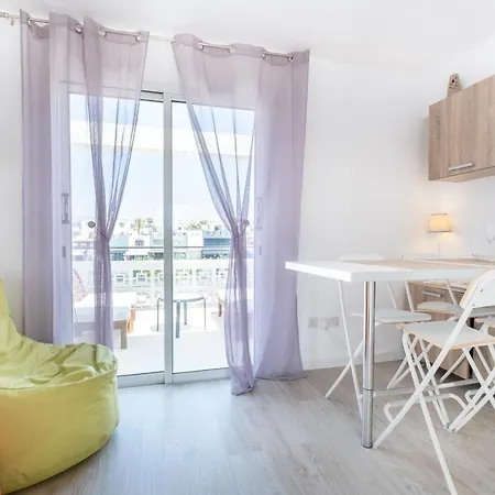Spacious 3 Bedroom Penthouse, Sea View, 2 Terraces, Walk To Beach, Centre Apartament Paphos