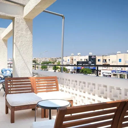 Spacious 3 Bedroom Penthouse, Sea View, 2 Terraces, Walk To Beach, Centre * بافوس