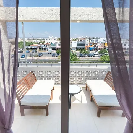 Spacious 3 Bedroom Penthouse, Sea View, 2 Terraces, Walk To Beach, Centre