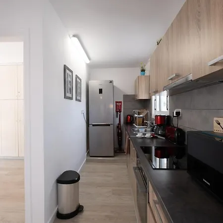 Spacious 3 Bedroom Penthouse, Sea View, 2 Terraces, Walk To Beach, Centre * بافوس