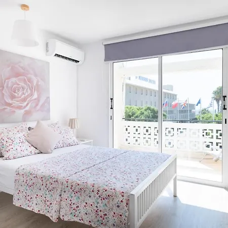 Spacious 3 Bedroom Penthouse, Sea View, 2 Terraces, Walk To Beach, Centre *