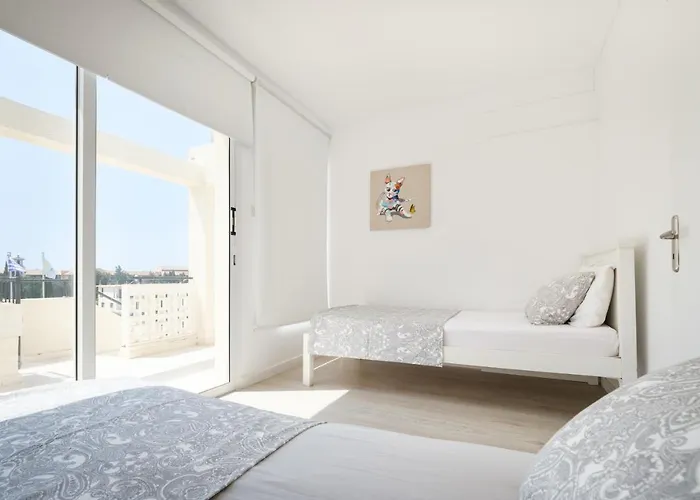 Seaview 3 Bedroom Kings Road Penthouse Apartment *