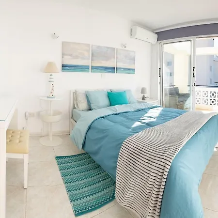 Spacious 3 Bedroom Penthouse, Sea View, 2 Terraces, Walk To Beach, Centre